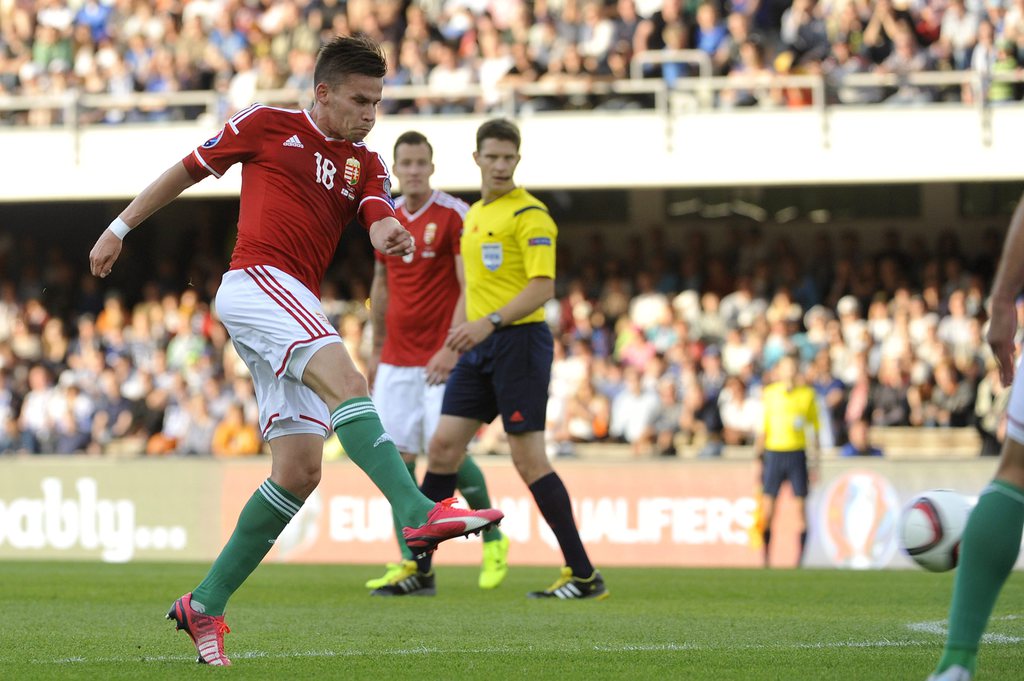 Stieber Zoltán gólt lő az Európa-bajnoki selejtezősorozat F csoportjában játszott Finnország - Magyarország labdarúgó-mérkőzésen Helsinkiben, az olimpiai stadionban 2015. június 13-án. Finnország-Magyarország 0-1. MTI Fotó: Kovács Tamás