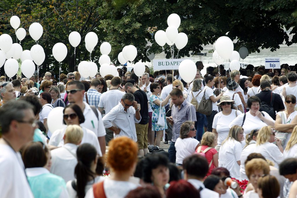 A Magyar Egészségügyi Szakdolgozói Kamara vonulós demonstrációjának résztvevői gyülekeznek a belvárosi Jászai Mari téren 2015. július 1-jén. MTI Fotó: Szigetváry Zsolt