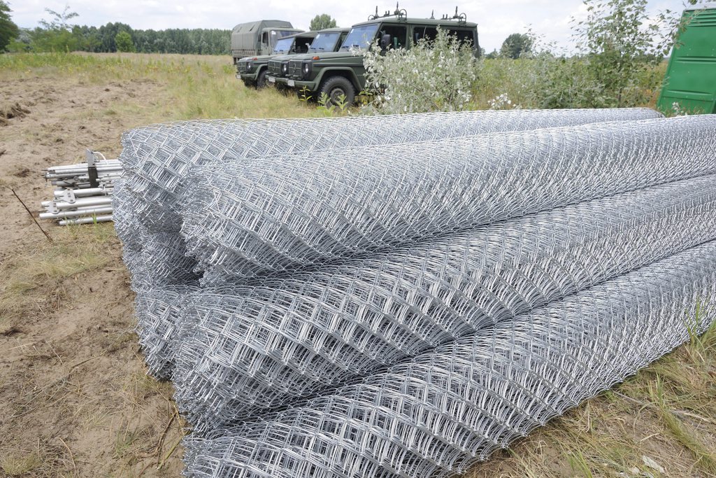 Kerítésháló az ideiglenes biztonsági határzár 150 méteres mintaszakaszának építési területén a magyar-szerb határon, Mórahalom térségében 2015. július 14-én. MTI Fotó: Kelemen Zoltán Gergely