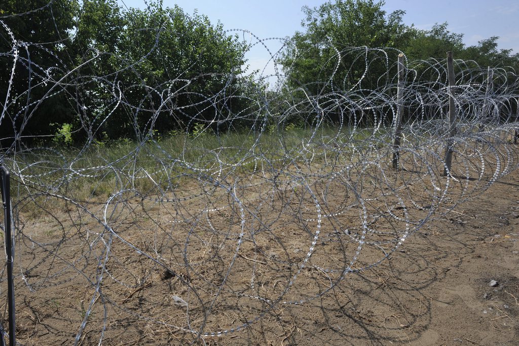 A NATO-drótból épült kerítés már áll. MTI Fotó: Kelemen Zoltán Gergely