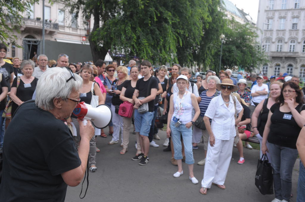 Az Őszintén az Egészségügyről Akciószövetség demonstrációjának résztvevői a belvárosi József nádor téren július 1-én. Fotó: Tóth Gergő