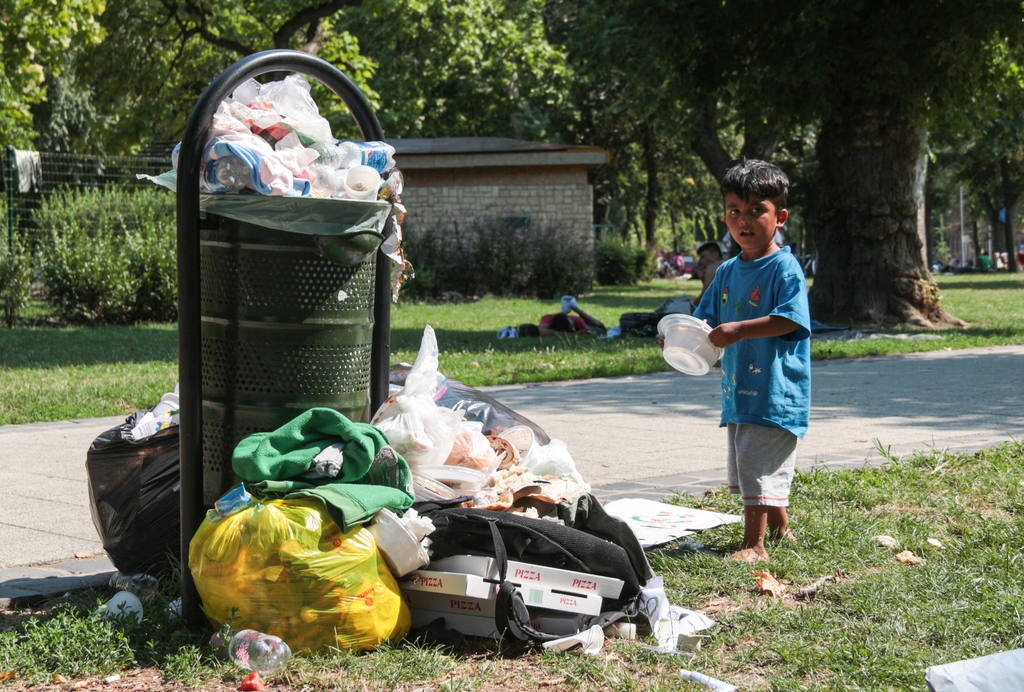 A II. János Pál pápa tér tegnap is tele volt menekültekkel FOTÓ: MOLNÁR ÁDÁM