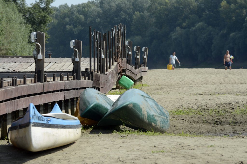 A Tisza alacsony vízállása miatt szárazra került kikötő Nagykörűnél MTI Fotó: Mészáros János