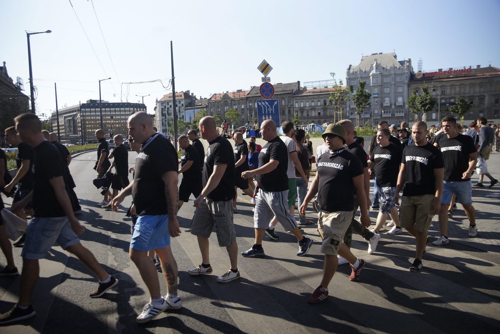 Ultrák Magyarország feliratú fekete pólóban a Magyarország-Románia labdarúgó Európa-bajnoki selejtező előtt a Keleti pályaudvaron 2015. szeptember 4-én. MTI Fotó: Balogh Zoltán