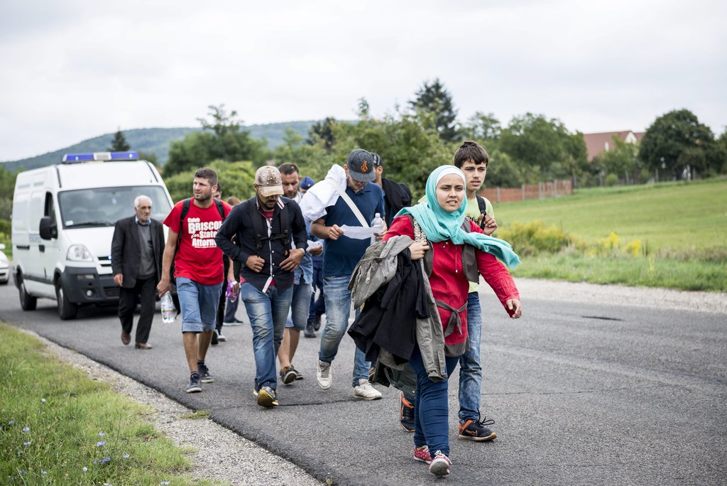 A rendőrség az M1-es autópálya 39-es kilométerszelvényében terelte le egy alsóbb rendű útra az arra haladó mintegy 150 bevándorlót a közlekedés és a közlekedők biztonsága érdekében. MTI Fotó: Bodnár Boglárka