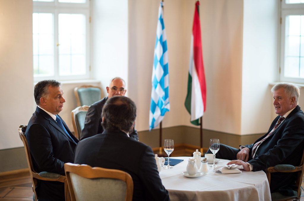 Horst Seehofer bajor miniszterelnök fogadja Orbán Viktor miniszterelnököt és Balog Zoltánt, az emberi erőforrások miniszterét a CSU frakcióülésén a bajoroszági Bad Staffelsteinben MTI Fotó: Miniszterelnöki Sajtóiroda / Kobza Miklós