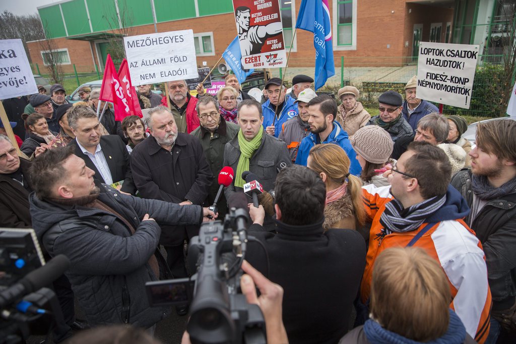 Sallai R. Benedek LMP-s országgyűlési képviselő, Gőgös Zoltán, az MSZP elnökhelyettese, Bodnár Zoltán, a Liberálisok ügyvivője, Szigetvári Viktor, az Együtt elnöke és Tordai Bence, a Párbeszéd Magyarországért elnökségi tagja az El a kezekkel Mezőhegyestől! elnevezésű tüntetésen FOTÓ: MTI/ROSTA TIBOR