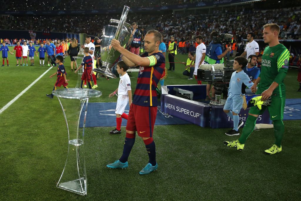 Iniesta a Szuperkupa-trófeával FOTÓ: EUROPRESS/GETTY IMAGES/CHRIS BRUNSKILL