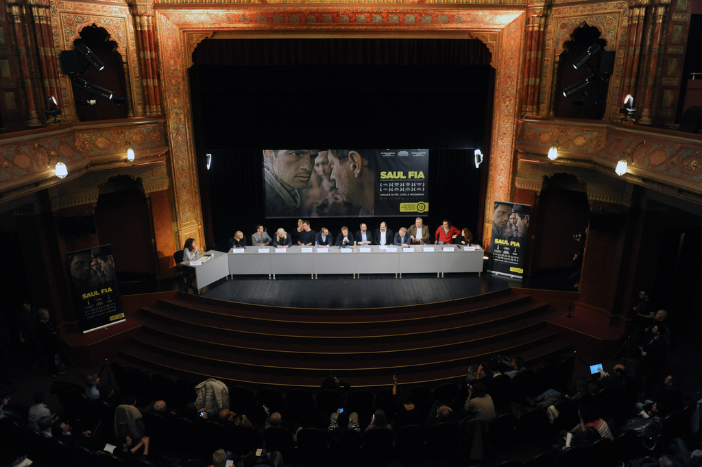 A győztes csapat Nemes Jeles László Oscar-jelölt filmjének plakátja előtt FOTÓ: TÓTH GERGŐ