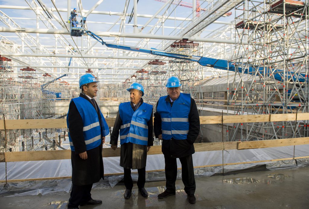 <span>Gyárfás Tamás, a Magyar Úszószövetség elnöke (j), Cornel Marculescu, a vizes sportokat összefogó nemzetközi szövetség, a FINA ügyvezető igazgatója (j) és Julio Cesar Maglione, a FINA elnöke&nbsp;</span>MTI Fotó: Illyés Tibor