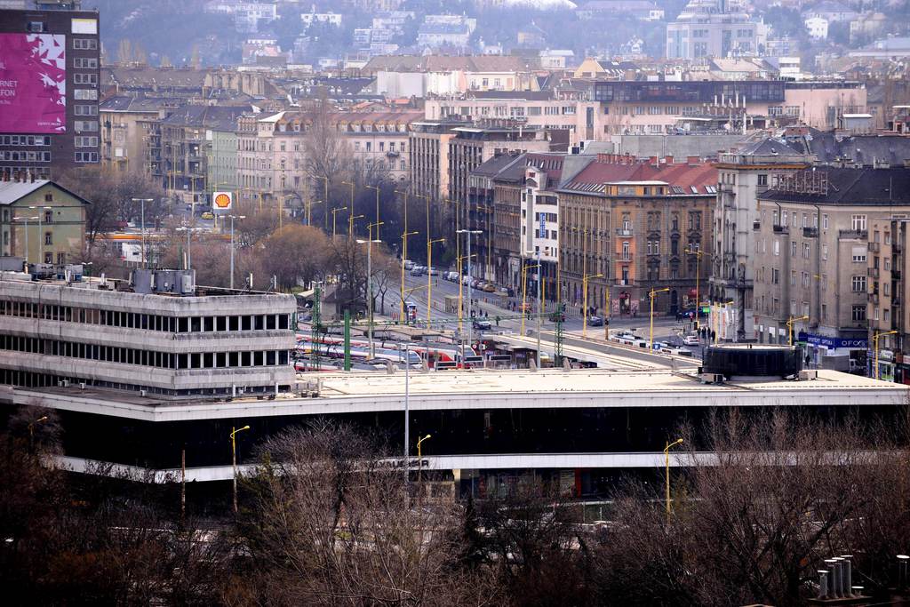 Miért akarják lebontani a Délit?