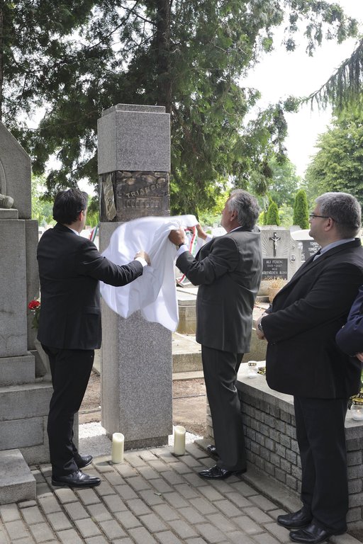 Emlékoszlopot avattak Szeged-Szőregen - Latorcai Csaba, a Miniszterelnökség kiemelt társadalmi ügyekért felelős helyettes államtitkára  és Rózsavölgyi József (Fidesz) szegedi önkormányzati képviselő  leleplezi a trianoni emlékoszlopot,   Lantos Györgyi és Máté István alkotását MTI Fotó: Kelemen Zoltán Gergely