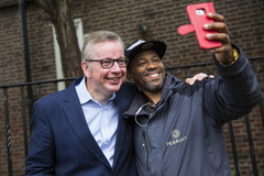 Michael Gove egy rajongóval. FOTÓ: Jack Taylor/Getty Images