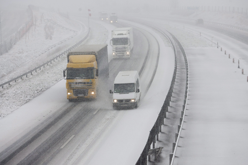 Autók a behavazott M7-es autópályán Nagykanizsa közelében 2014. január 24-én. Zala, Somogy és Baranya megyében akár 20 centimétert jóval meghaladó hótakaró is lehet péntek éjfélig. Fotó: Varga György/MTI