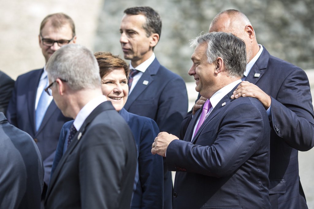 Juha Sipila finn, Beata Szydlo lengyel kormányfő, Christian Kern osztrák kancellár, Orbán Viktor és vállán Bojko Boriszov bolgár kormányfő(takarásban) keze FOTÓ: MTI/MINISZTERELNÖKI SAJTÓIRODA/SZECSŐDI BALÁZS