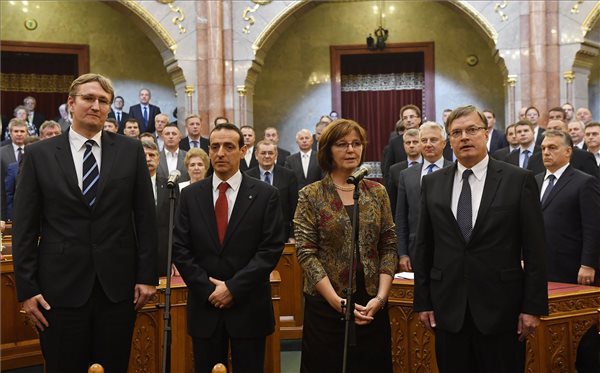 Szabó Marcel, Schanda Balázs, Hörcherné Marosi Ildikó és Horváth Attila (b-j), az Alkotmánybíróság új tagjai esküt tesznek az Országgyűlés plenáris ülésén MTI Fotó: Illyés Tibor