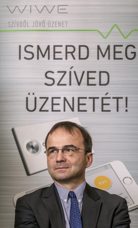 Becker Dávid egyetemi docens, a Kardiológus Társaság főtitkára, a Városmajori Szív- és Érgyógyászati Klinika igazgatóhelyettese a WIWE elnevezésű orvostechnológiai (diagnosztikai) eszköz bemutatóján.