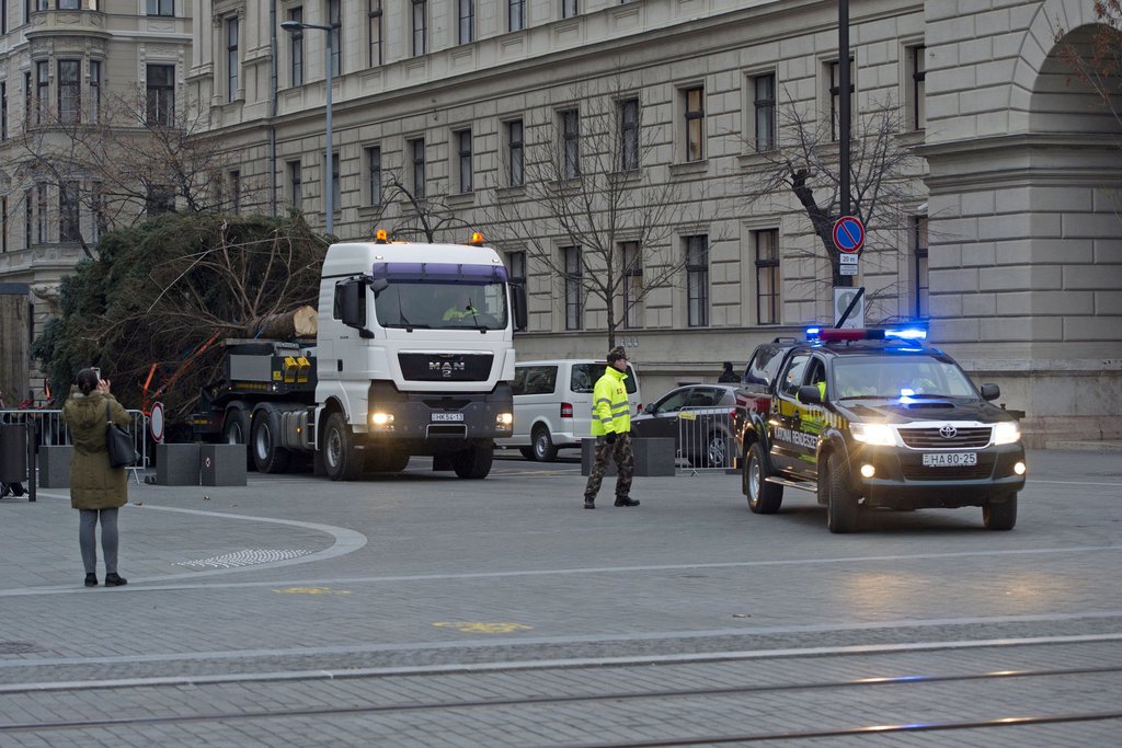 Kamionnal viszik az ország karácsonyfáját már Budapesten.